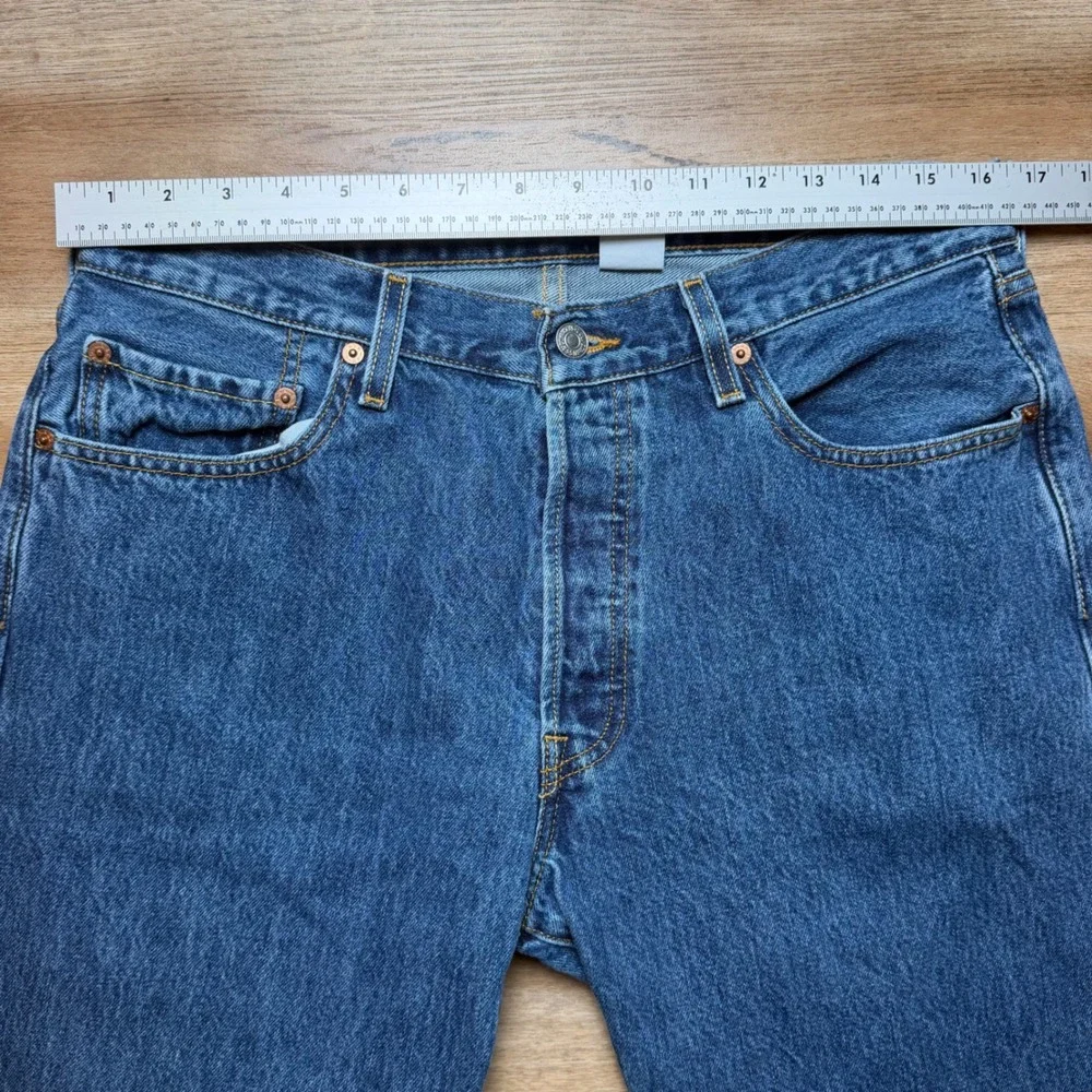 Vintage Levis 501 Original Fit Jeans Mens 34x30 Blue Medium Wash Button Fly Y2K